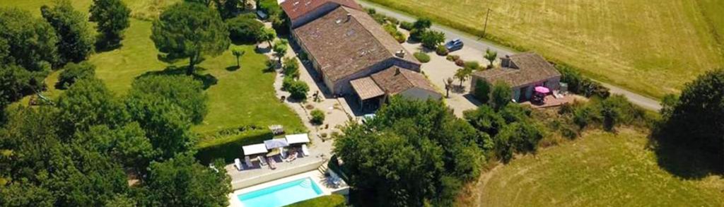Vue aérienne de La Petite Auberge, gîtes en Dordogne près d’Eymet avec piscine et jardin