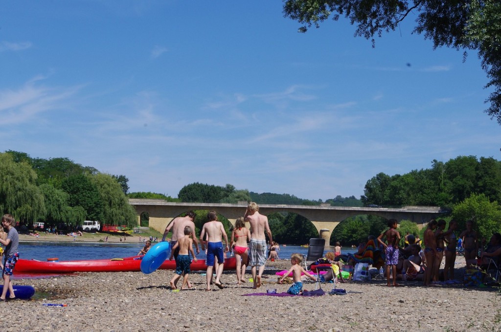 Canoë en rivière pendant des vacances en famille en Dordogne