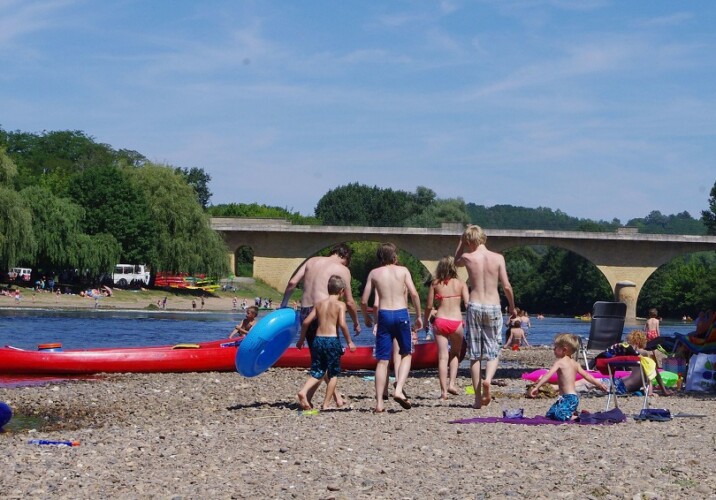 Canoë en rivière pendant des vacances en famille en Dordogne