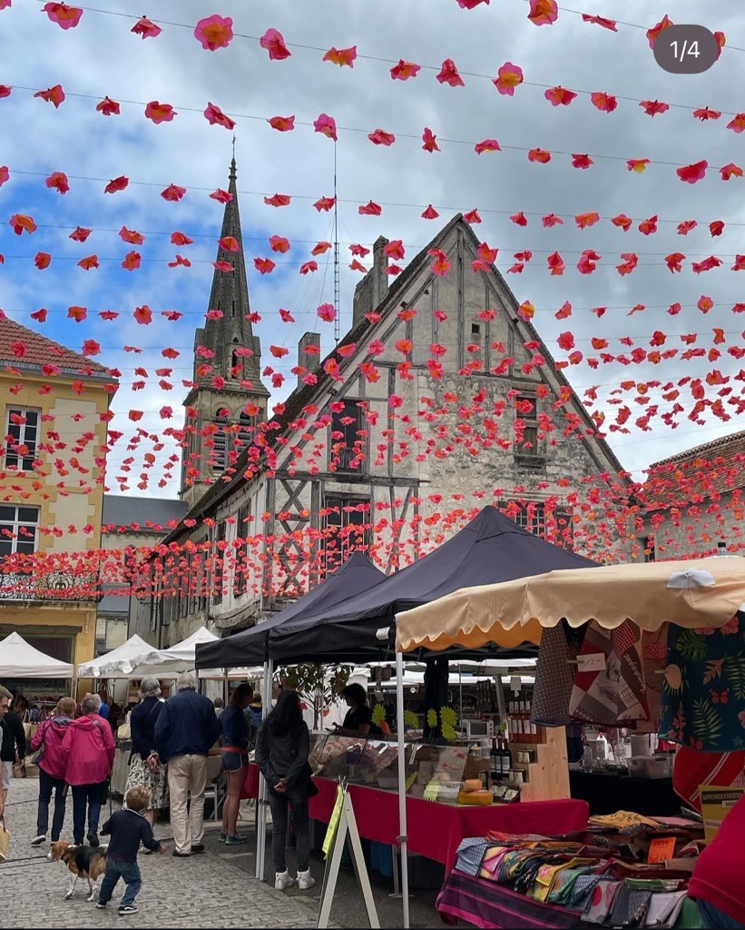 Marché gourmand Dordogne à Eymet – étals colorés et ambiance festive