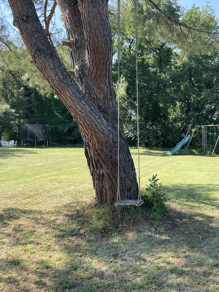 Jardin de La Petite Auberge gîtes en Dordogne au printemps