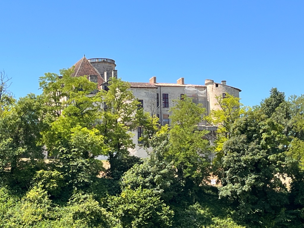 Château de Lauzun découvert lors du parcours Terra Aventura