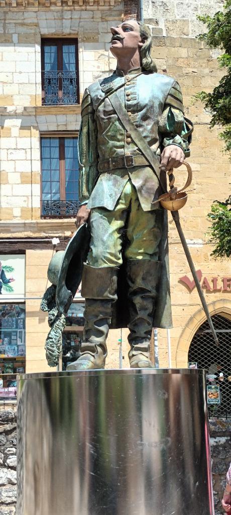 Statue de Cyrano de Bergerac dans le centre historique
